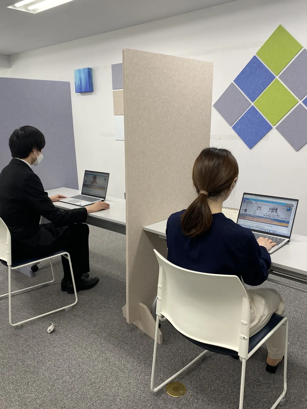 吸音パネルを設置した執務・集中スペース