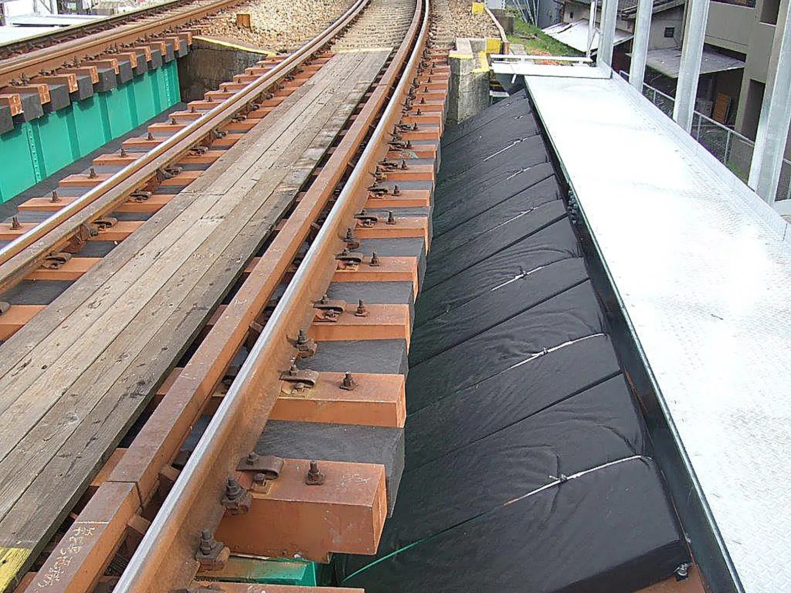 鉄道枕木間用吸音材