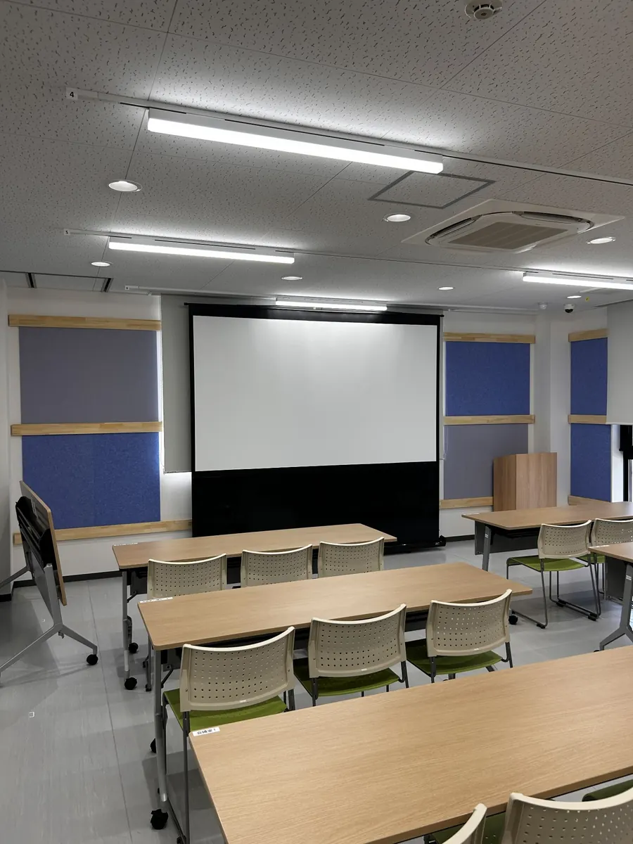 会議室の壁面に青・グレーの吸音パネルを施工した実施工例（正面側）