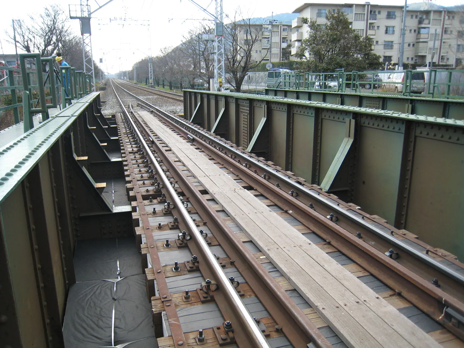 鉄道の枕木間に吸音材を設置した実施工例